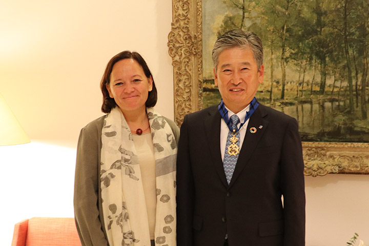 Photo of Ambassador Roxane de Bilderling, the Belgian ambassador to Japan, and Chairman Taku Oshima, NGK INSULATORS, LTD. 