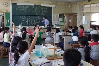This is a photograph of a guest lecture held at a local elementary school.