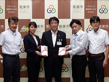 This is a photograph of Mayor Ide of Nomi City, Ishikawa Prefecture with NGK employees.