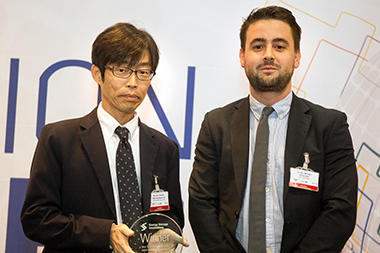 Iwao Ohwada, General Manager of New Business Development Project, Electronics Business Group (left) and the awards presenter at the Awards Presentation Ceremony on November 15.