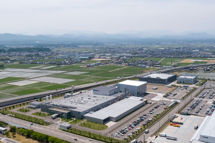 Manufacturing sites in Ishikawa Prefecture (foreground:  NGK’s Ishikawa Plant, background: NGK CERAMIC DEVICE’s Ishikawa Plant)