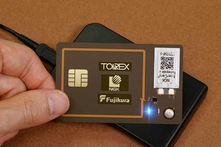 Inlay card compatible with contactless power supply