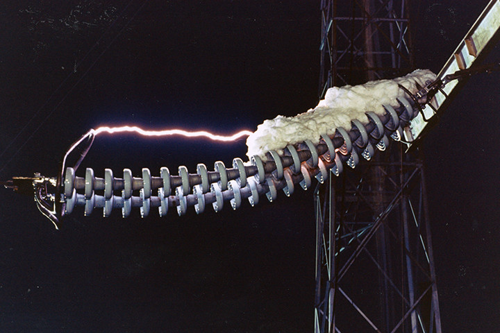 Switching Impulse flashover voltage test on tension insulator string assembly covered with snow