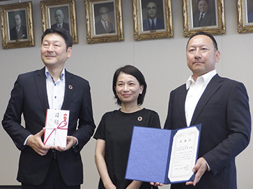 This is a photograph of Mayor Ide of Nomi City, Ishikawa Prefecture with NGK employees.