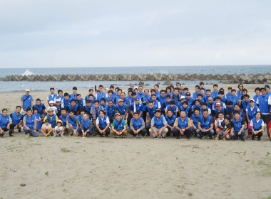 This is a photograph of the coastal cleanup conducted by the NGK Ishikawa Plant and NGK Ceramic Device Ishikawa Plant.