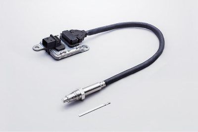 This is a photograph of in-vehicle high-precision NOx sensors. Precisely measures nitrogen oxide (NOx) concentration in exhaust gases in real time.